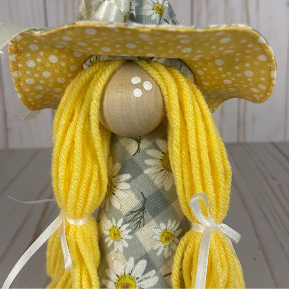 🚫SOLD🚫Spring Gnome Girl Yellow Daisy Shelf Sitter Tiered Tray Decor Easter - Picture 4 of 13